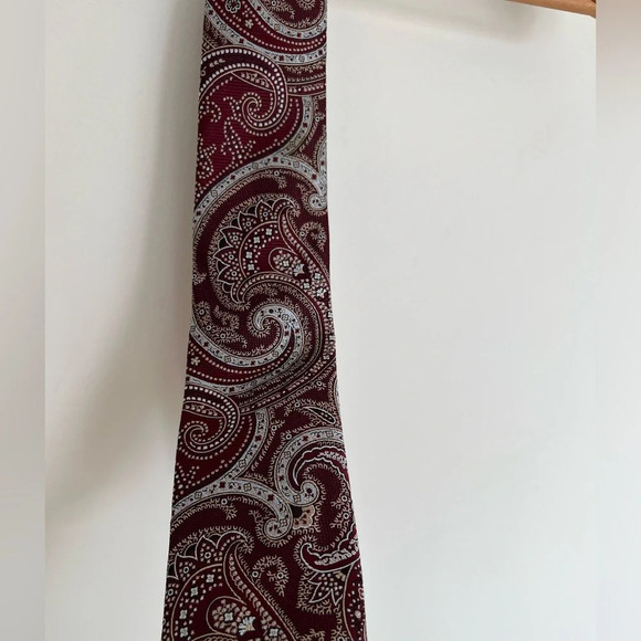 Jack Victor Men’s gray and red Paisley 100% silk tie - Picture 3 of 7